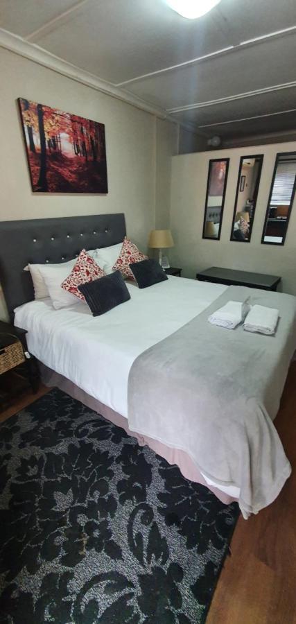 Garden Corner Guesthouse Beaufort West Ngoại thất bức ảnh